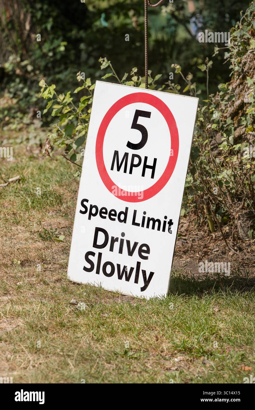 Eine Geschwindigkeitsbegrenzung von 5 KM/H, seufzen Sie langsam Stockfoto