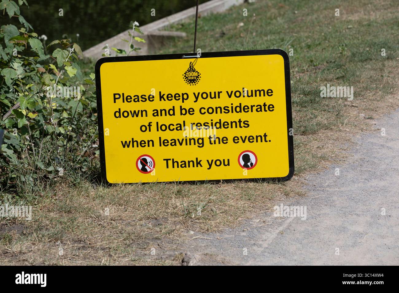A Bitte halten Sie bei einer Veranstaltung das Schild „Lautstärke verringern“ Stockfoto
