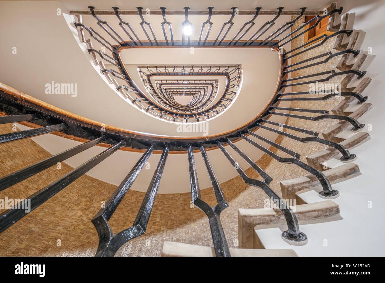 Blick Auf Die Grand Spiral Treppe Im Historischen Barcelona Gebäude, Architektonisches Wunder. Geschwungene Linien, elegantes Design, abstrakte Ansicht, Innenarchitektur Stockfoto