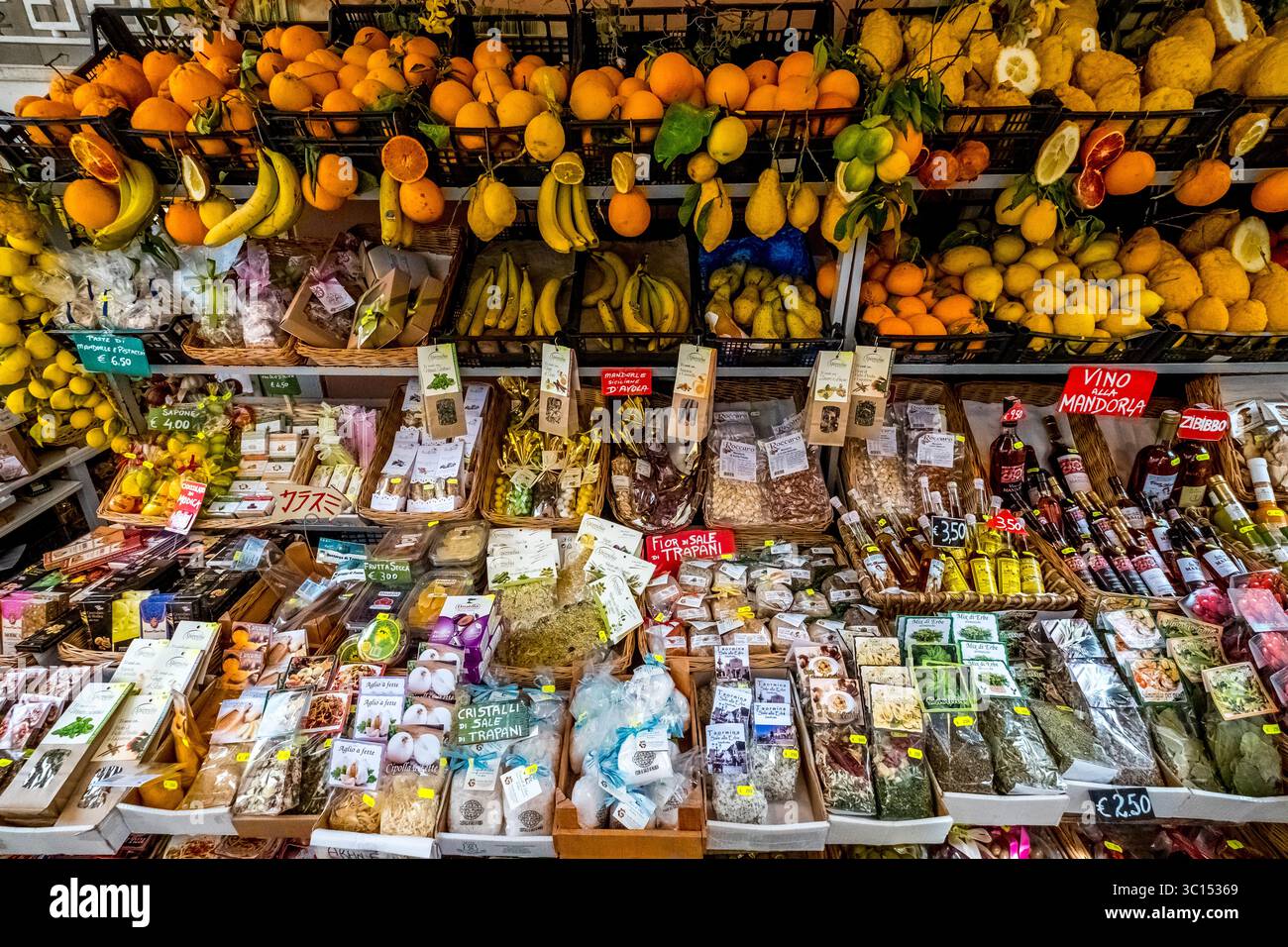 Gemüsestand und Verkaufskörbe, Obst, Kräutersalze, Taormina, Süditalien, Europa, Sizilien, Italien Stockfoto