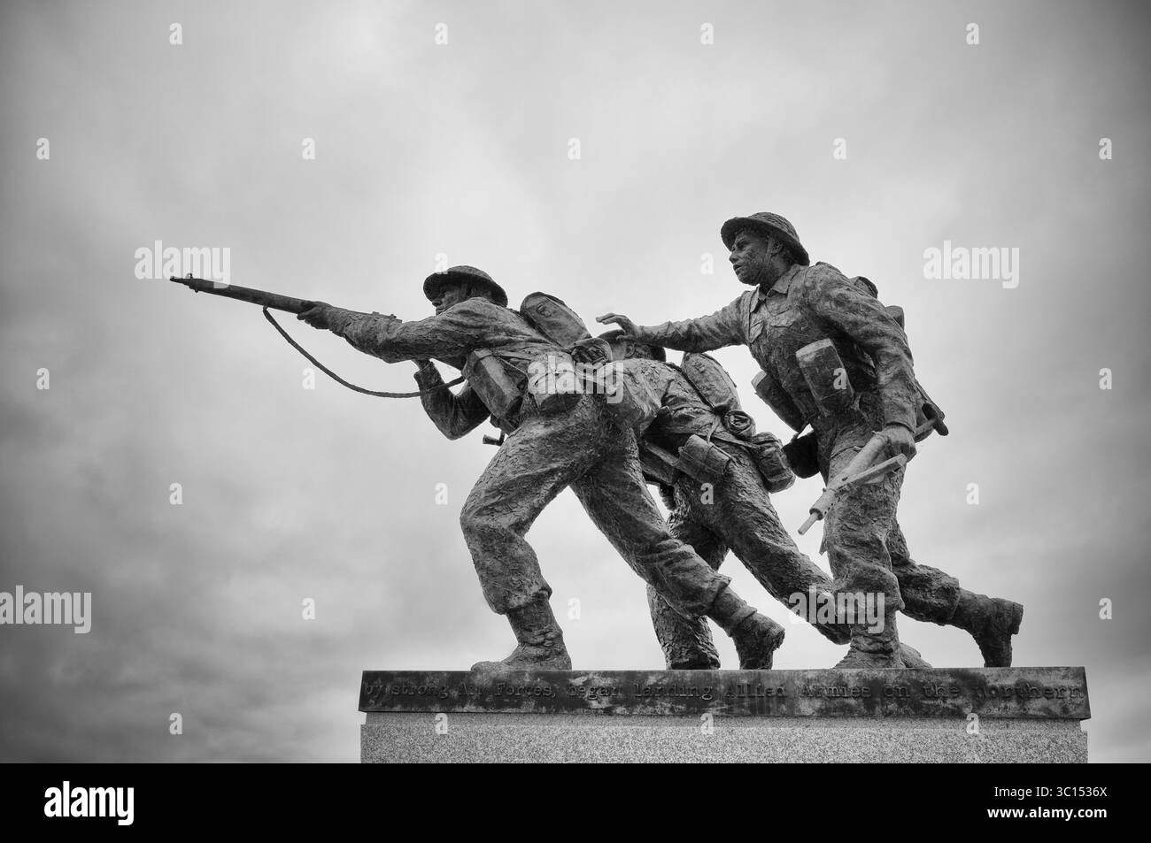 Drei Kampfsoldaten, Skulptur, British Normandie Memorial, Kriegsdenkmal, schwarz-weiß, Ver-sur-Mer, D-Day, Operation Overlord, Gold Beach, Norm Stockfoto