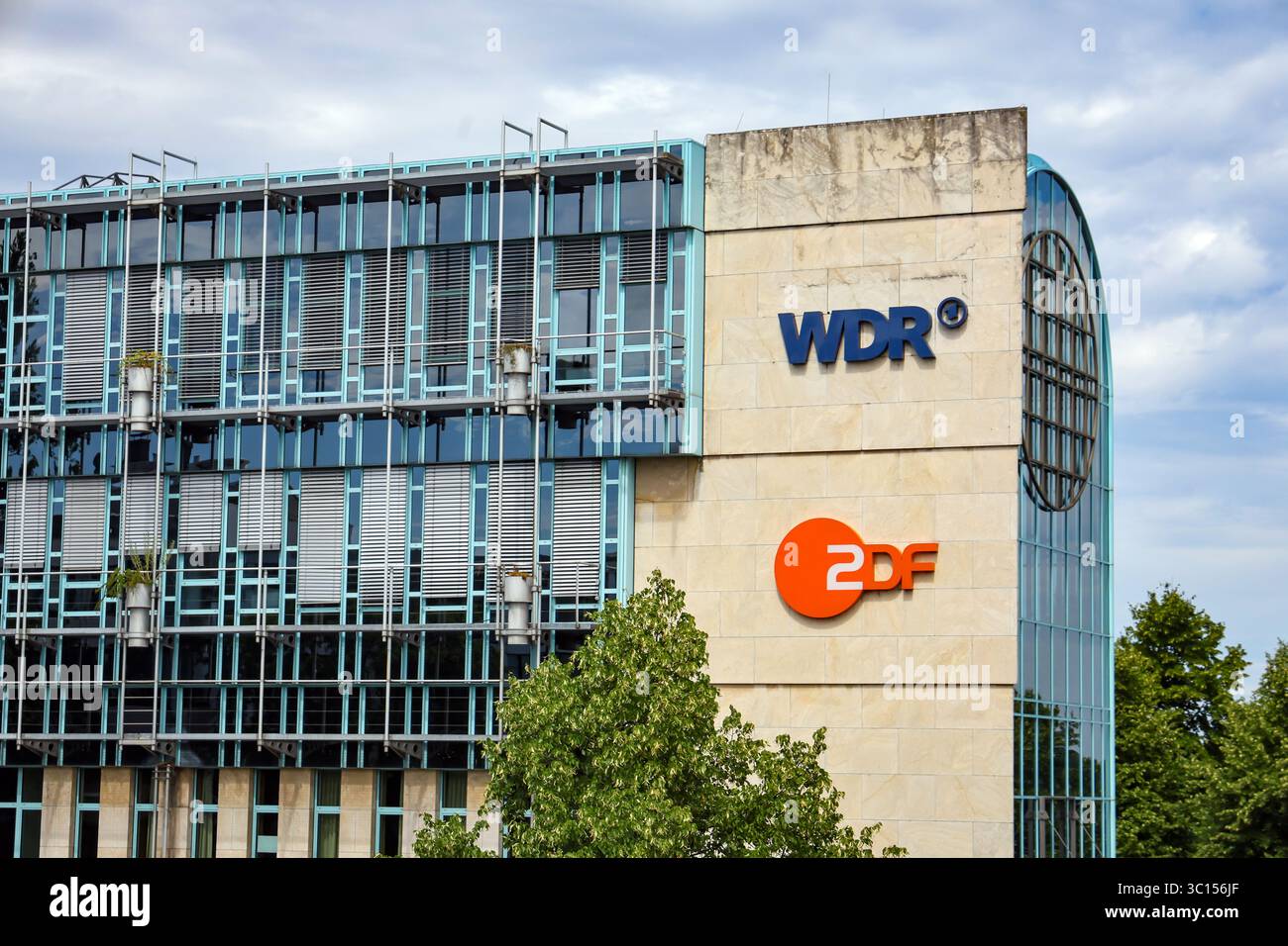 Düsseldorf, Nordrhein-Westfalen, Deutschland - Funkhaus Düsseldorf mit den Fernsehsendern WDR und ZDF, am neuen Zollhof im Medienhafen. Stockfoto