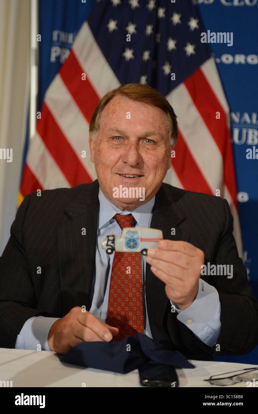 13. September 2012 – Washington, District of Columbia, USA – James P. Hoffa, Präsident der International Brotherhood of Teamsters, spricht mit dem NPC über seine Unterstützung für die Demokratische Partei. Hoffa hält einen Keks nach dem Vorbild des Teamsters-Logos auf. (Kreditbild: Christy Bowe/ZUMA Wire) Stockfoto