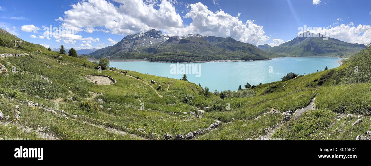 Panoramablick auf Jardin Alpin im Vordergrund, Stausee Lac du Mont Cenis dahinter, Massiv Mont Cenis, Massif du Mont-Cenis, Graische Alpen, Lanslebour Stockfoto