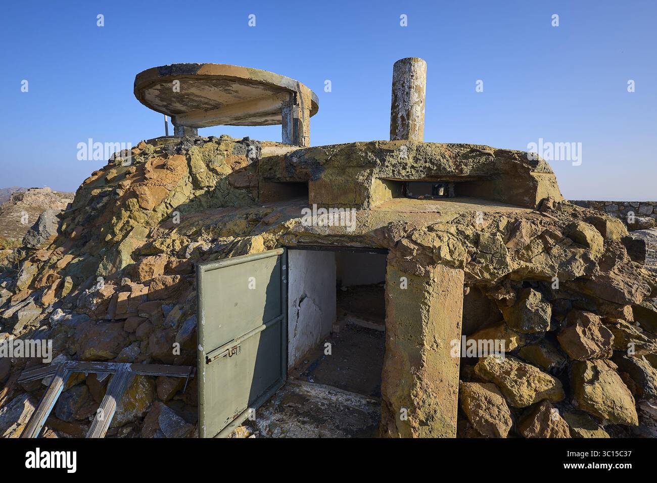 Verlassene bunkerähnliche Struktur mit Felswänden und Himmel im Hintergrund, Lost Place, Lago-Flugabwehrbatterie, Bunker, Apitiki Mountain, Leros, Do Stockfoto
