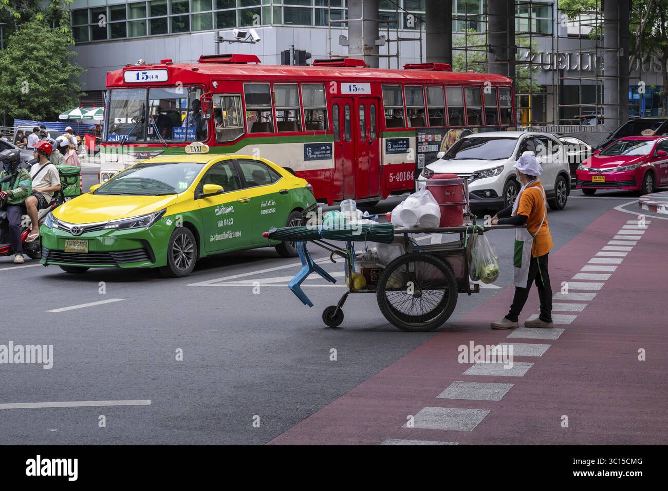 Straßenüberquerung Frau mit Kochgeschäft, Bangkok, Thailand Stockfoto
