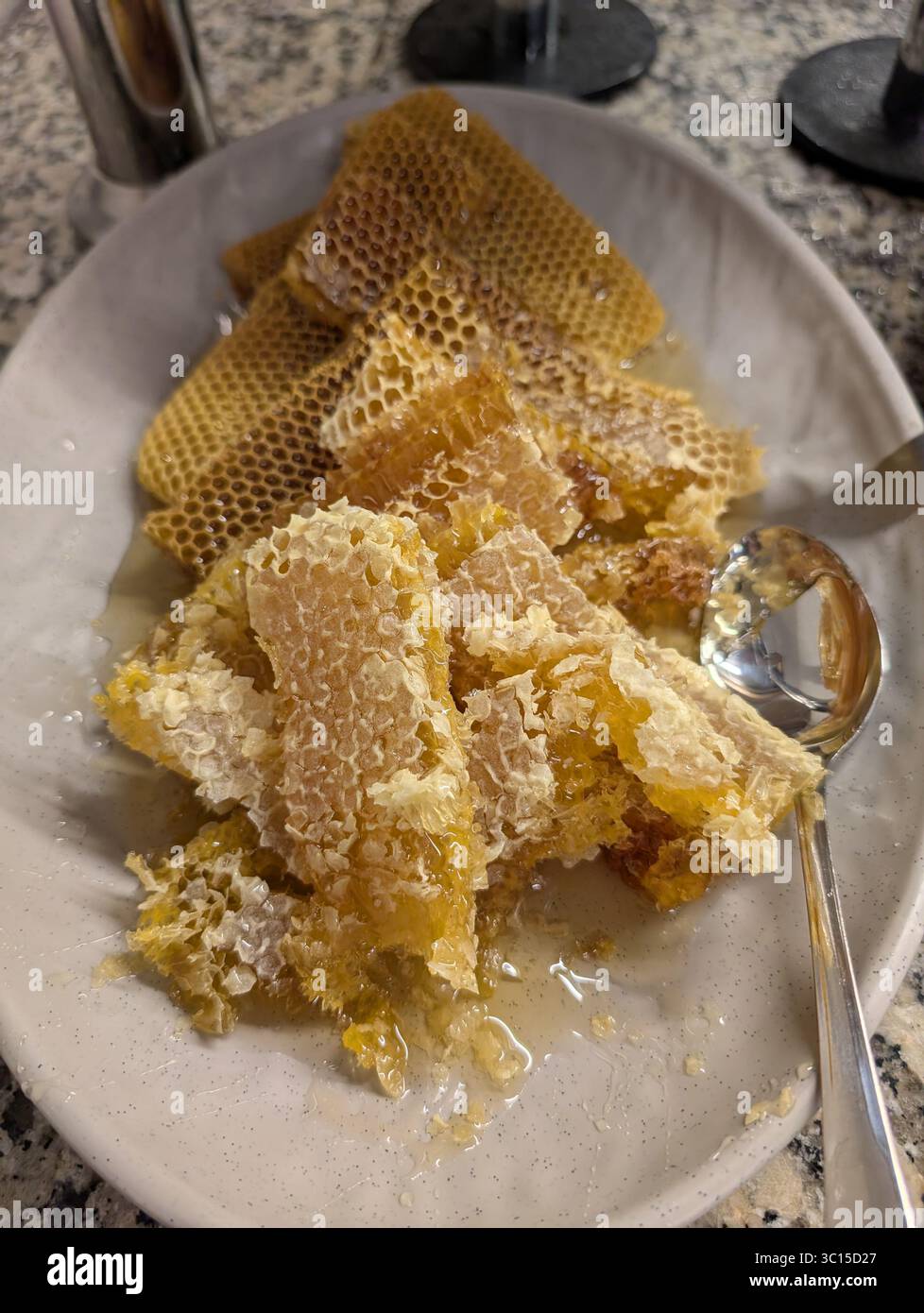 Honigkamm auf einem Teller und als Essen im Restaurant zum Frühstück serviert, Truthahn Stockfoto