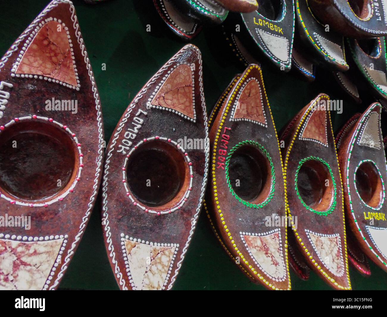 Einzigartige handgefertigte Kerzenständer aus Lombok, Indonesien, perfekt, um Ihrer Wohnkultur eine exotische Note zu verleihen Stockfoto Einzigartige handgefertigte Kerzenständer aus Lombok, Indonesien, perfekt, um Ihrer Wohnkultur eine exotische Note zu verleihen Stockfoto
