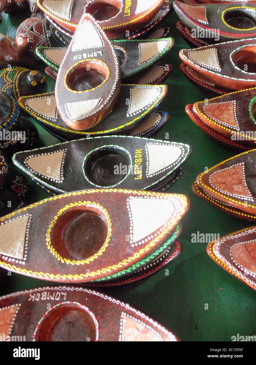 Handgefertigte Lombok-Souvenirs und indonesische Geschenke mit einzigartigen Kerzenständern in Bootsform Stockfoto Handgefertigte Lombok-Souvenirs und indonesische Geschenke mit einzigartigen Kerzenständern in Bootsform Stockfoto