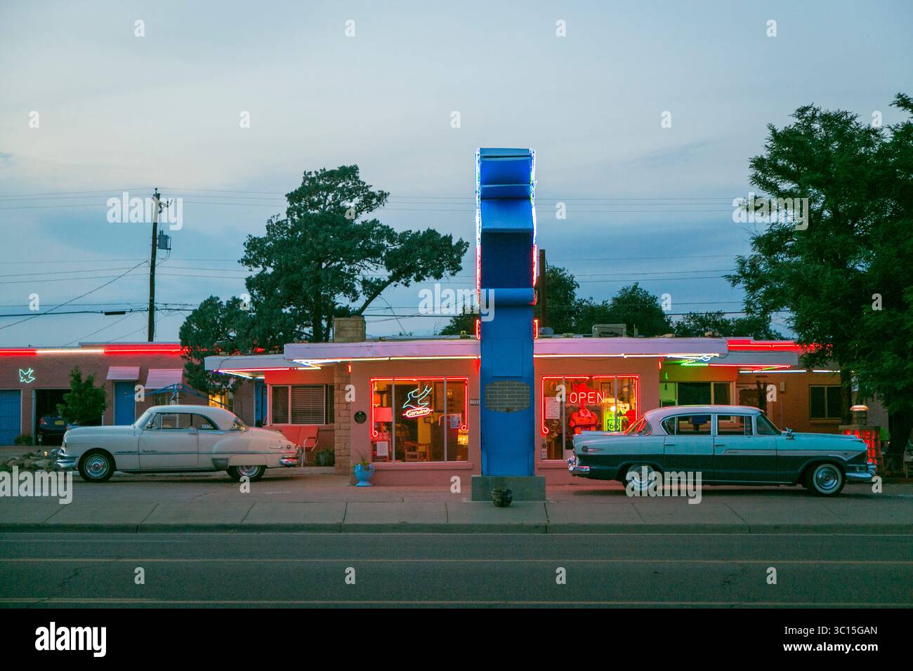 Tucumcari, New Mexico, USA. Berühmtes Blue Swallow Motel an der Route 66. Gegründet im Jahr 1939. Zwei Oldtimer parkten davor. Eigenschaft freigegeben. Stockfoto