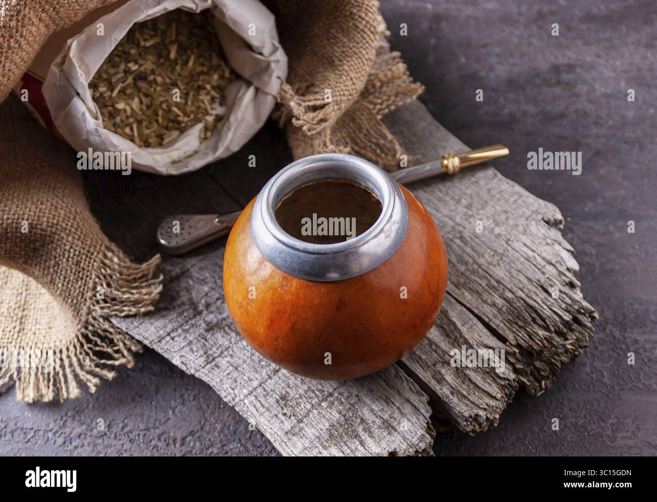 Bombilla mit Colabash und Beutel Mate Tee auf hölzernem Hintergrund Stockfoto