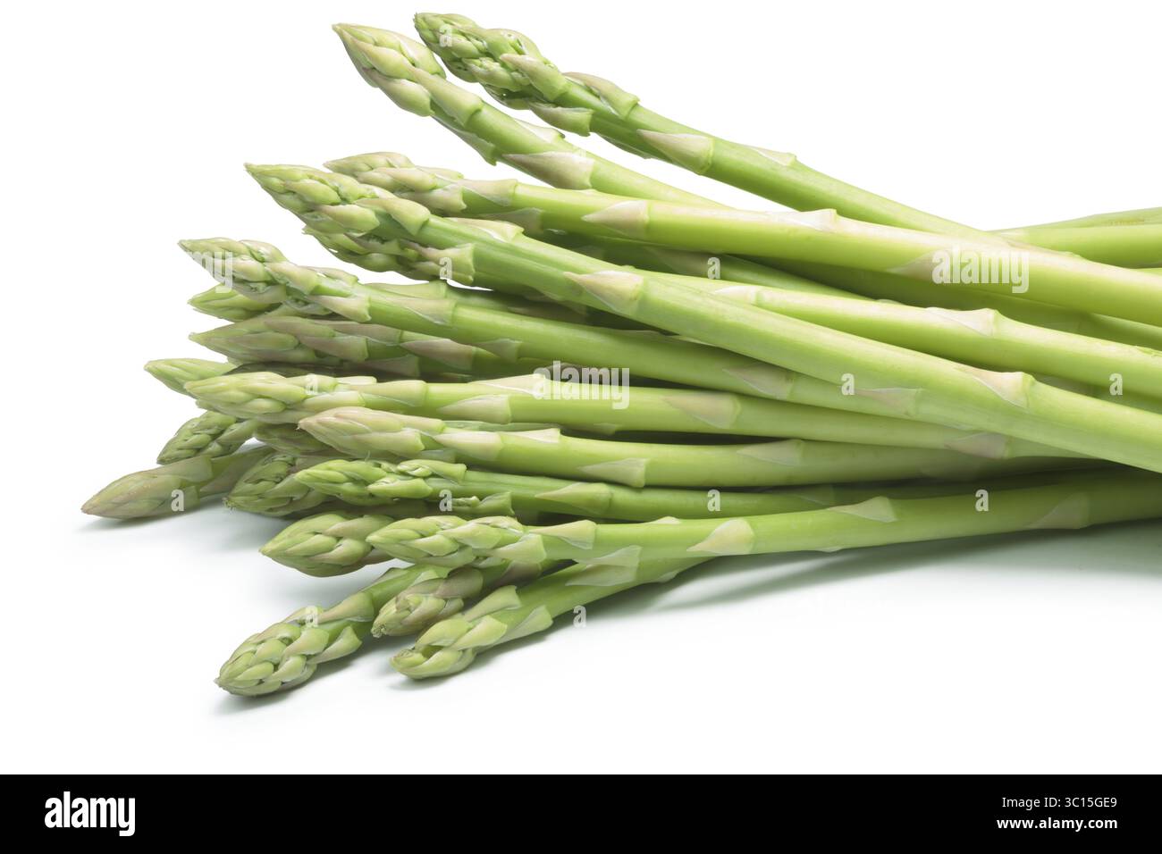 Bündel von grünem Spargel (Spargel Officinalis). Schneidepfade, Schatten getrennt Stockfoto