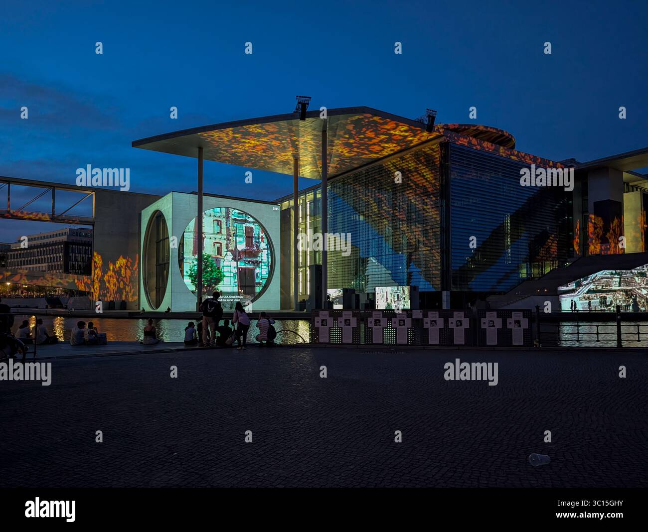 Berlin, Deutschland. Juli 2025. Am 20. Juli 2025 sehen die Menschen den Film und die Lichtprojektion im Parlamentsbezirk an der Fassade des Marie-Elisabeth-Luders-Hauses in Berlin. Vom 6. Juli 2025 bis zum 3. Oktober 2025 ist eine Laserprojektions- und Lichtshow über Ereignisse in der deutschen Parlamentsgeschichte zu sehen. (Foto: Michael Nguyen/NurPhoto) Credit: NurPhoto SRL/Alamy Live News Stockfoto