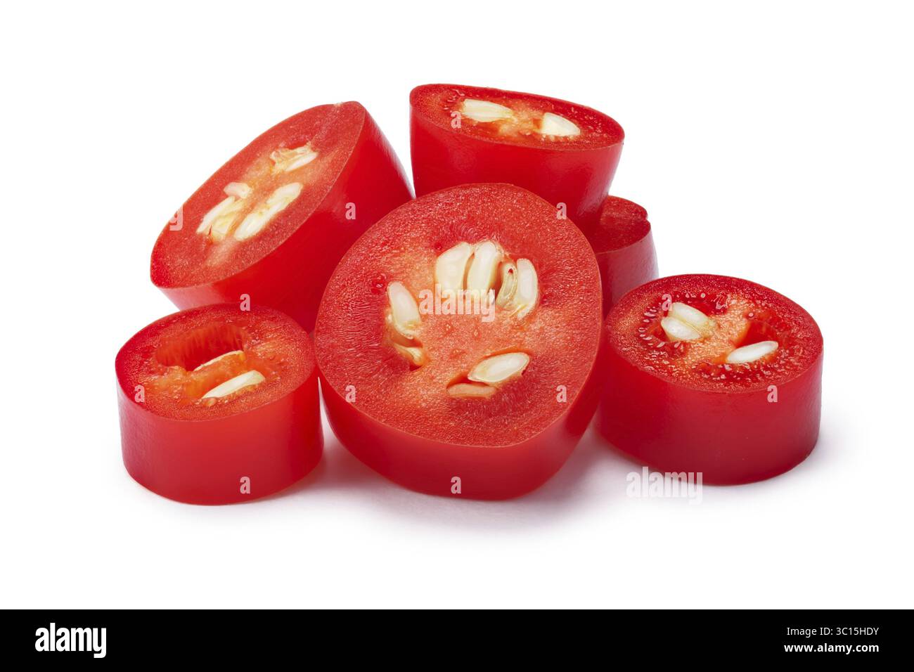 Gehackte Serrano Tampiqueno Chile Pfeffer (Capsicum Annuum). Schneidepfade, Schatten getrennt Stockfoto