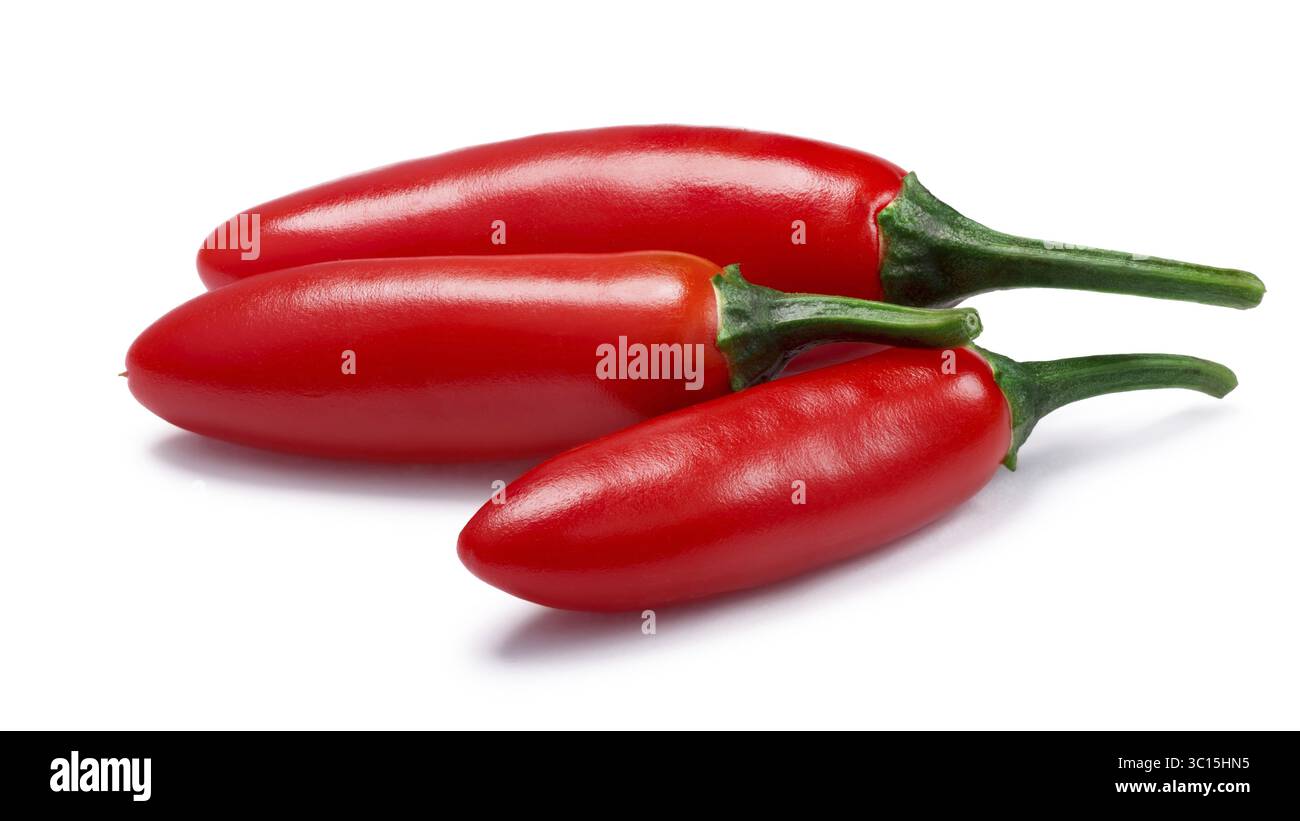 Serrano Tampiqueno Chilli (Capsicum Annuum), rot reif. Schneidepfade, Schatten getrennt Stockfoto