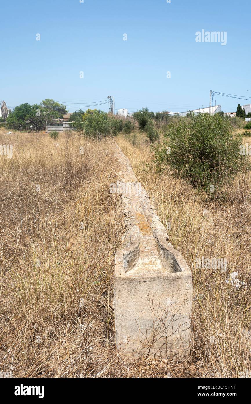 Das heute verlassene acequia ist ein altes Bewässerungssystem, das aus der arabischen Zeit stammt und in der Region Valencia, Spanien, sehr üblich ist Stockfoto