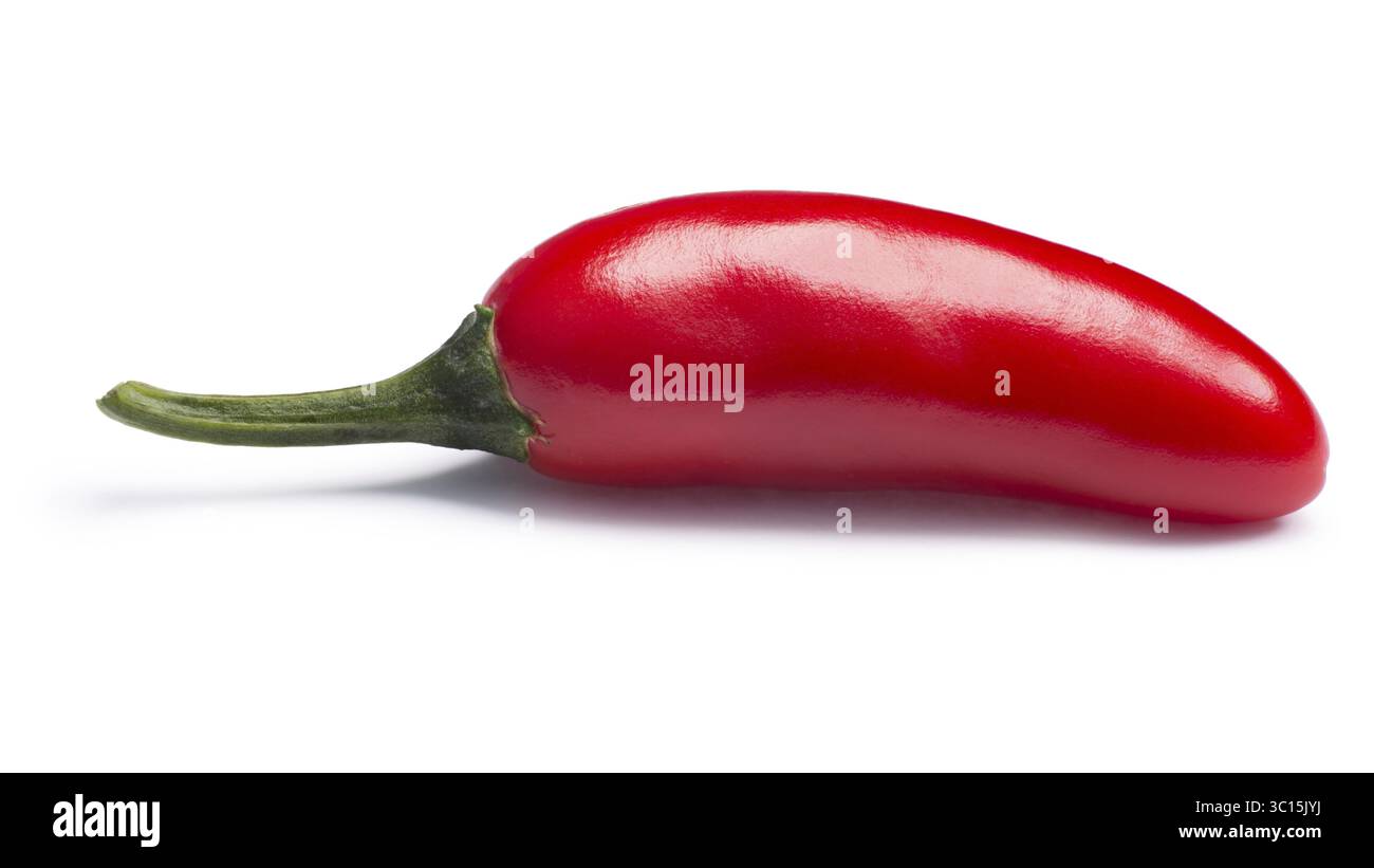 Serrano Tampiqueno Chile Pfeffer (Capsicum Annuum), rot reif. Schneidepfade, Schatten getrennt Stockfoto