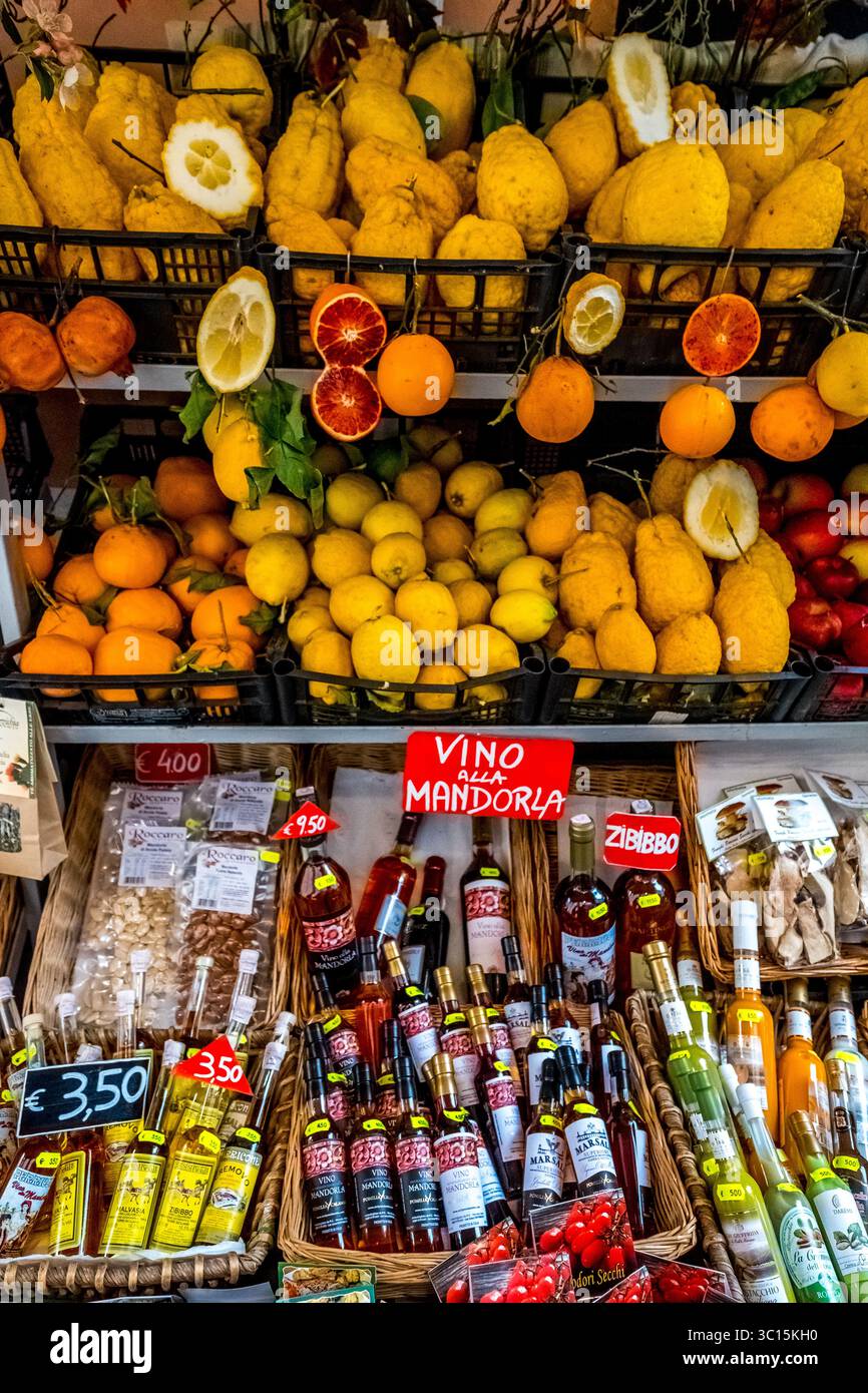Gemüsestand und Verkaufskörbe, Obst, Kräutersalze, Taormina, Süditalien, Europa, Sizilien, Italien Stockfoto