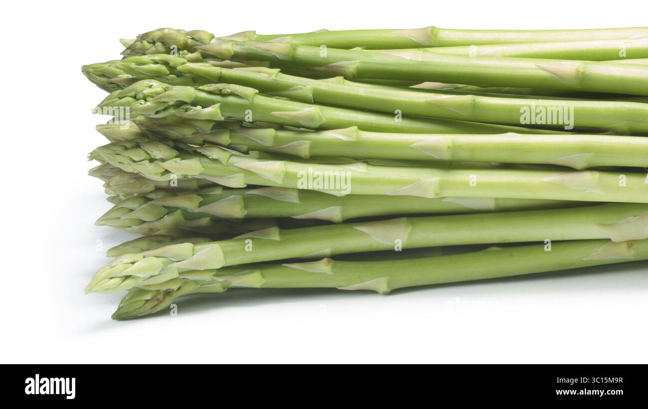 Bündel von grünem Spargel (Spargel Officinalis). Schneidepfade, Schatten getrennt Stockfoto