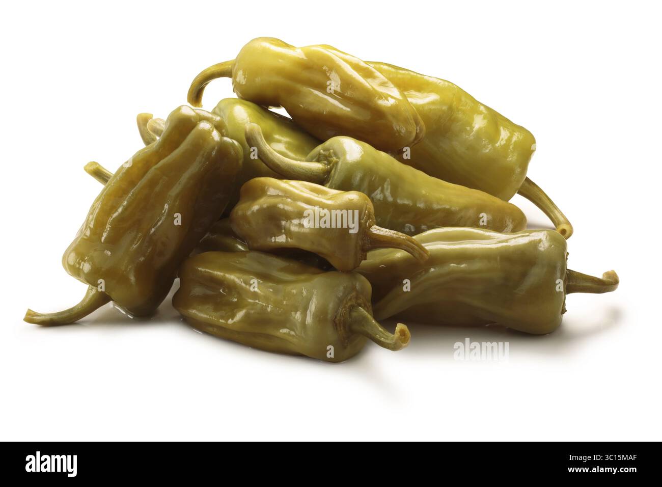 Eingelegte goldene griechische Paprika, Peperoncini oder Friggitelli (Toskana, Stavros, Capsicum Annuum). Schneidepfade, Schatten getrennt Stockfoto