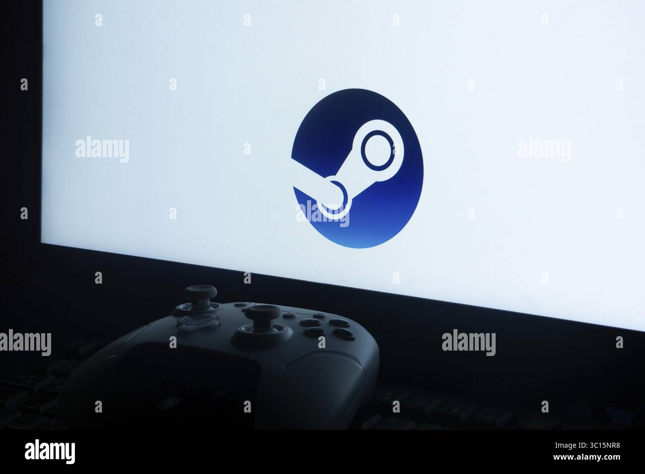 TV-Bildschirm mit dem Steam-Logo und einem Gamecontroller im Vordergrund Stockfoto