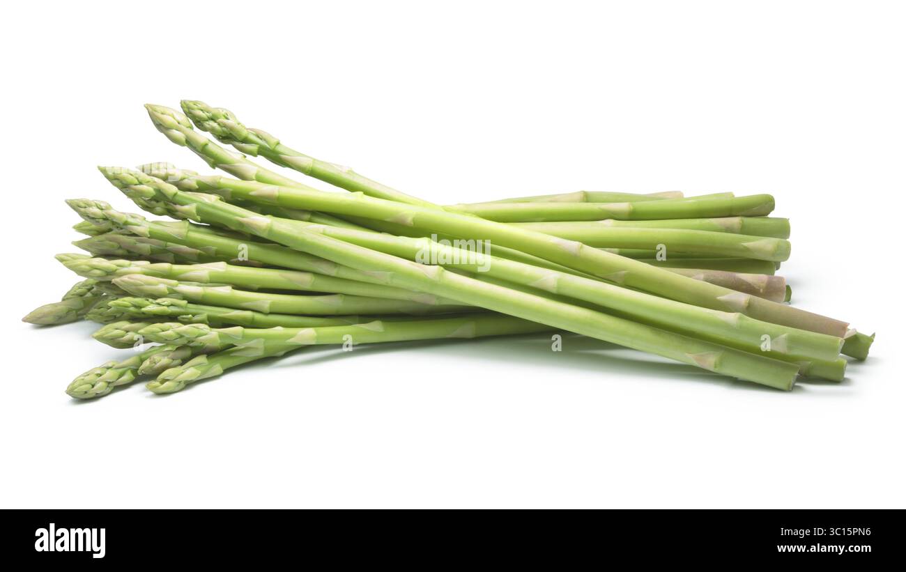 Bündel von grünem Spargel schießt (Spargel Officinalis). Schneidepfade, Schatten getrennt Stockfoto