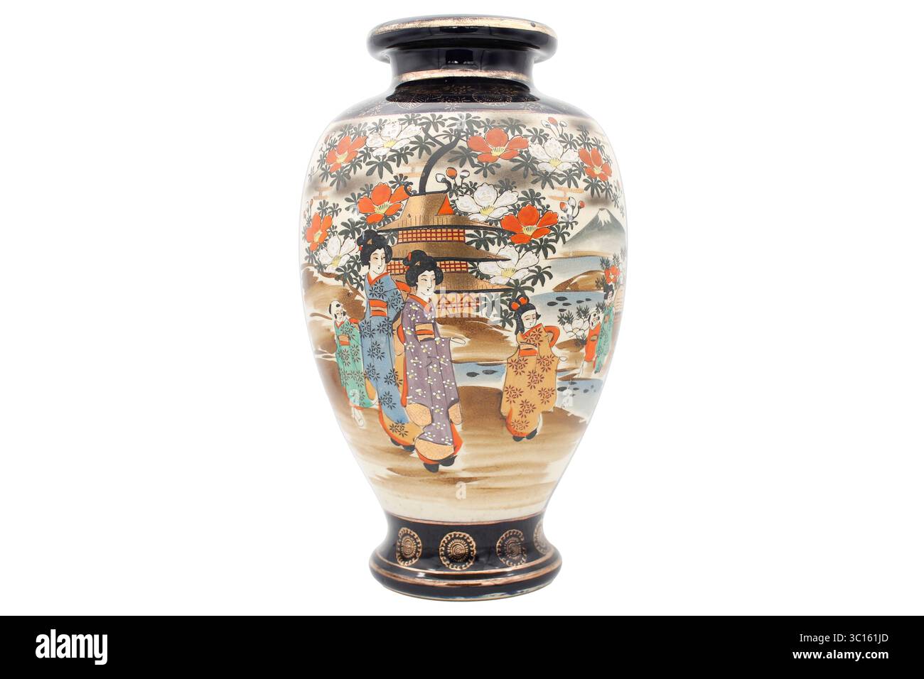 Dekorative japanische Vase mit Figuren in Kimonos, Kirschblüten und einer Tempellandschaft mit Bergen. Traditioneller und dekorativer Stil. Stockfoto