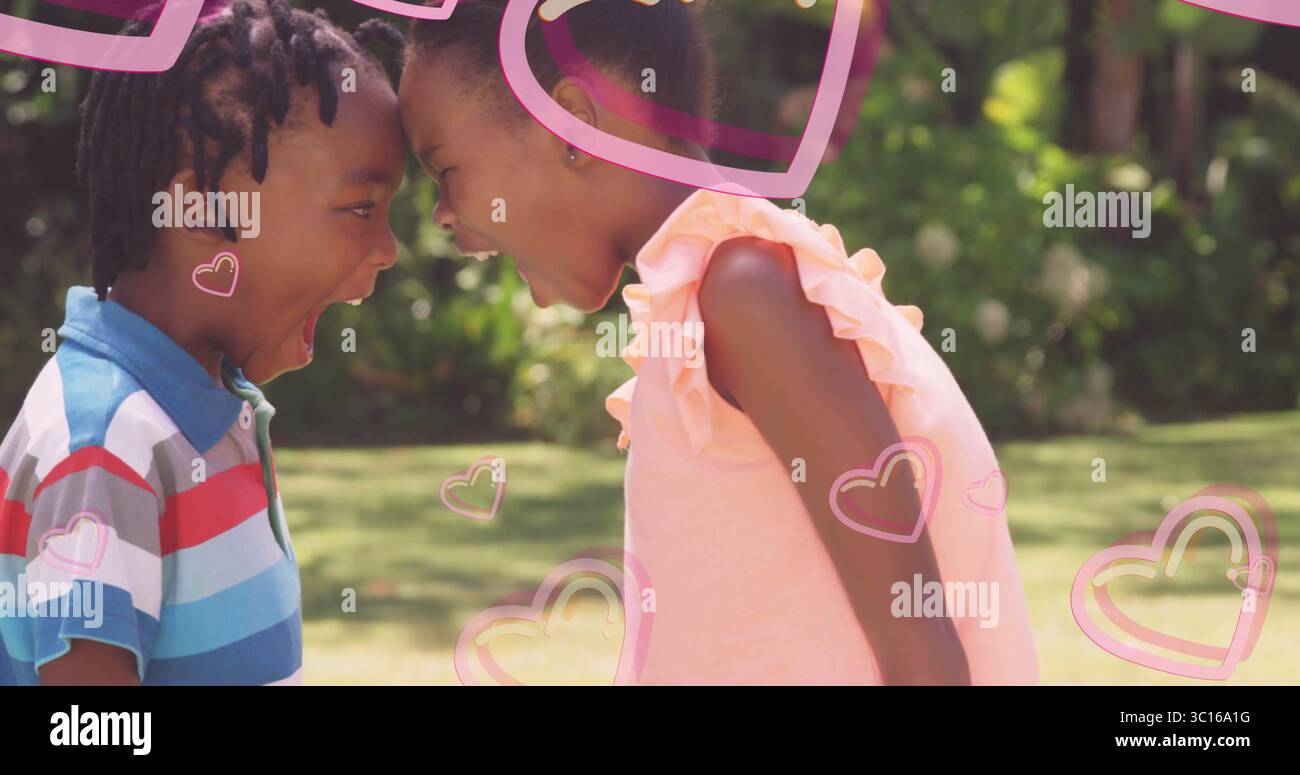 Schreiende Brüder und Schwester tragen gestreiftes Poloshirt und pfirsichfarbenes Kleid im Park mit Herzgrafiken Stockfoto