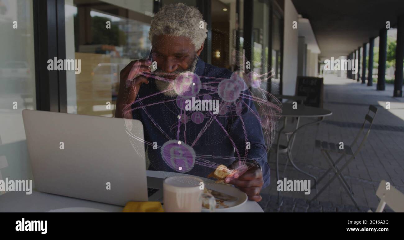 Arbeitender Mann, der am Laptop im Café unter dem Überhang tippt, mit Becher, Sandwich, Netzwerk-Hologramm-Überlagerung Stockfoto