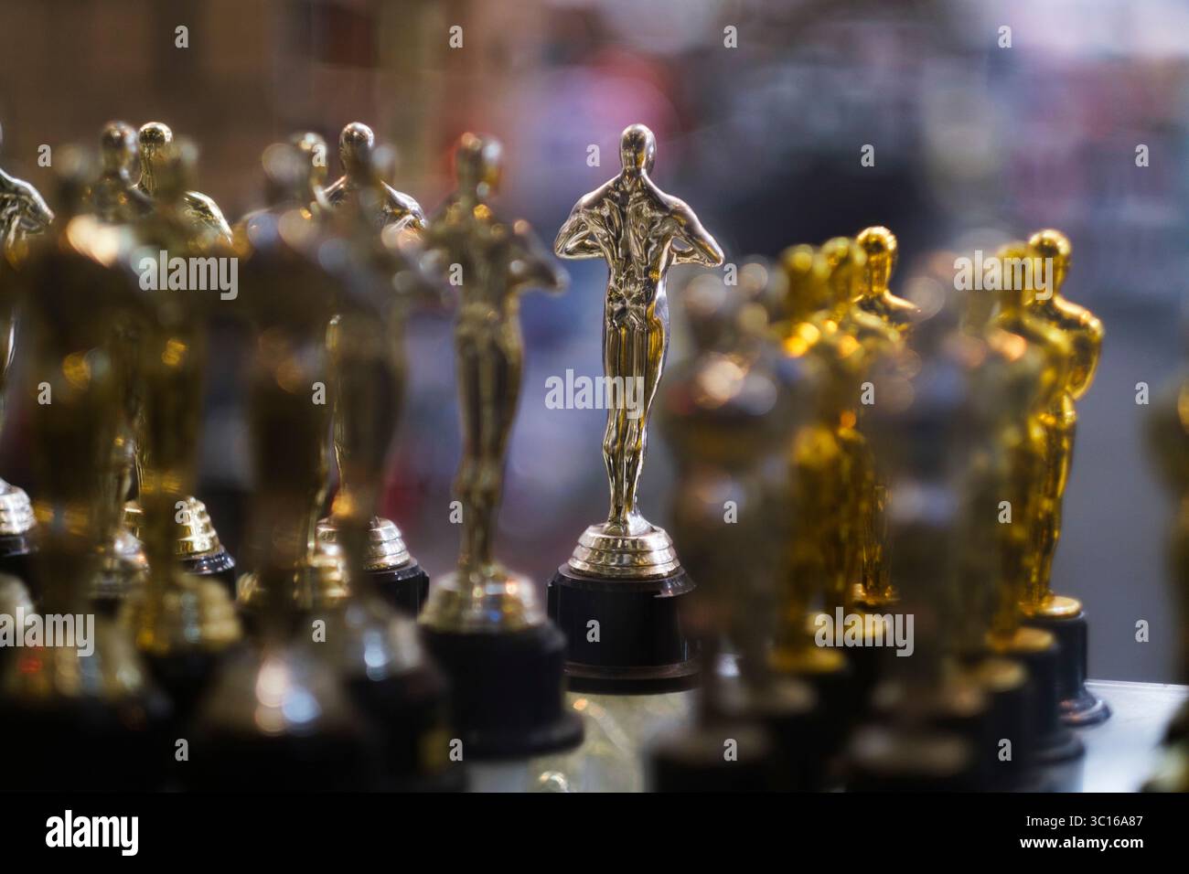 Oscar-Statue in einem Souvenirladen, Hollywood Boulevard, Los Angeles, Kalifornien, Vereinigte Staaten von Amerika Stockfoto