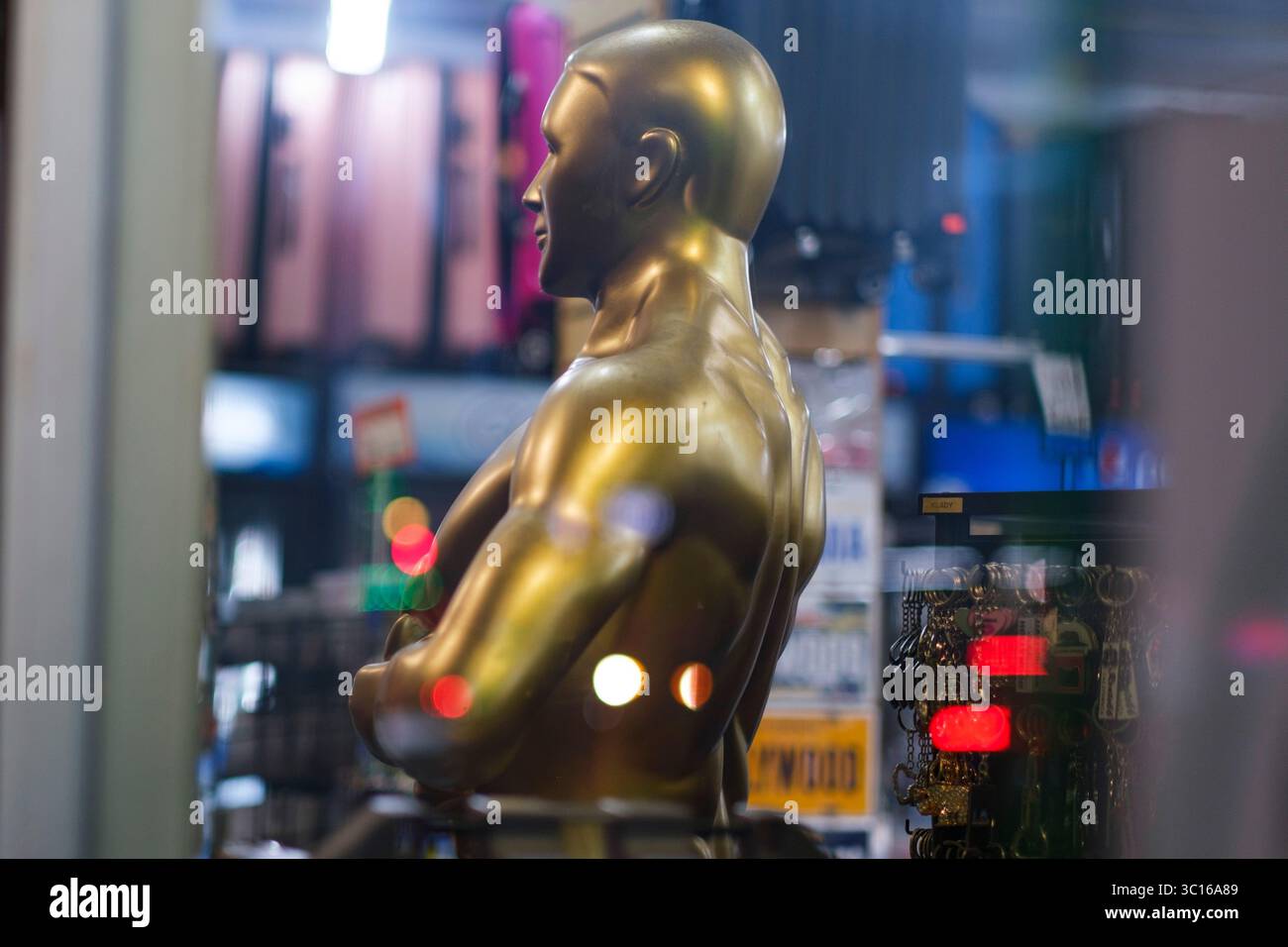 Oscar-Statue in einem Souvenirladen, Hollywood Boulevard, Los Angeles, Kalifornien, Vereinigte Staaten von Amerika Stockfoto