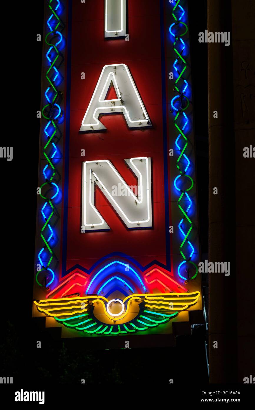 Ägyptisches Theater Neonschild aus nächster Nähe. Hollywood Boulevard, Los Angeles, Kalifornien, Vereinigte Staaten von Amerika Stockfoto
