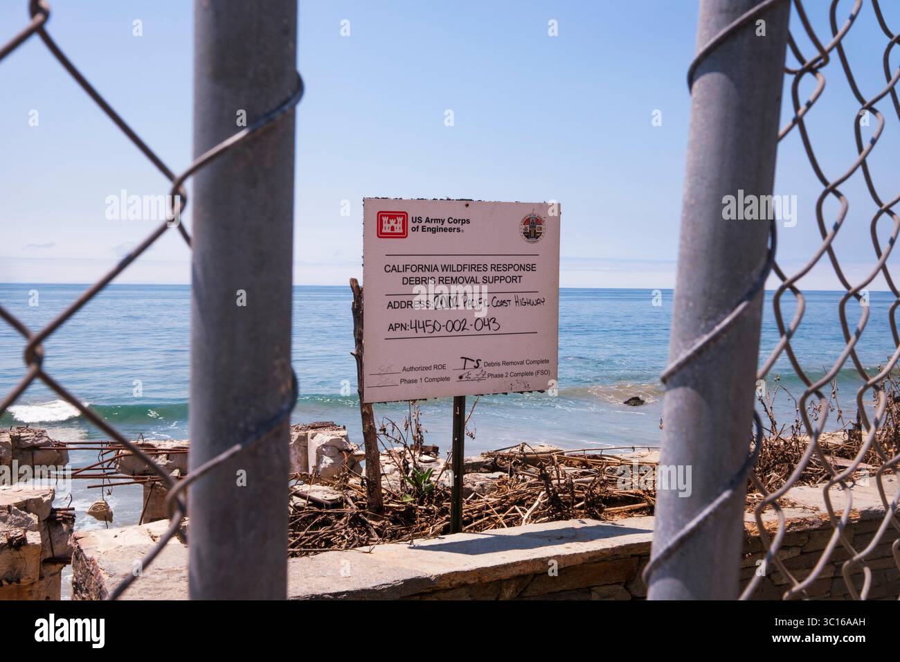 Unterschrift des US Army Corps of Engineers nach der Säuberung des Palisades-Feuers entlang des Pacific Coast Highway in Malibu, Kalifornien, USA Stockfoto