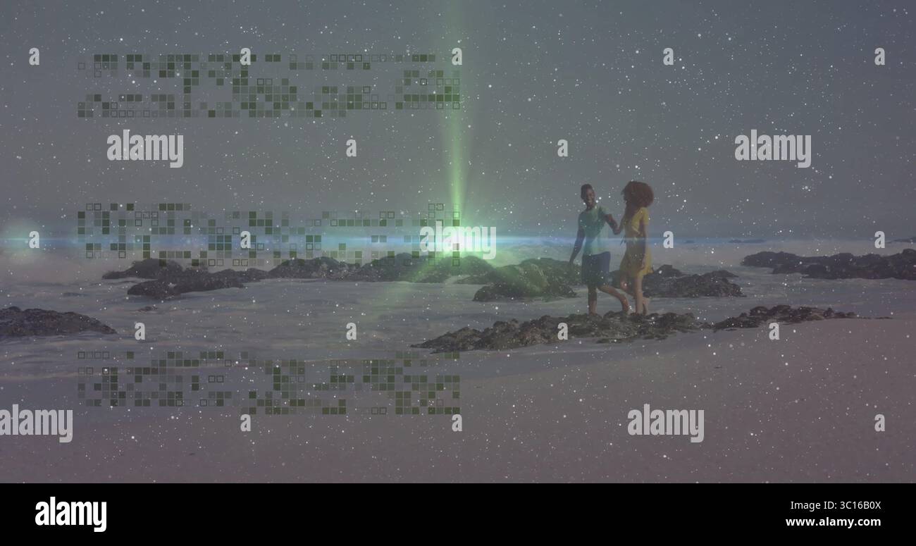 Spazierende Paare tragen Badeshirt und Kleid, überqueren den felsigen Strand in der Abenddämmerung, schäumende Wellen, Kopierraum Stockfoto