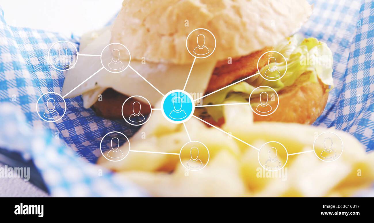 Burger-Sandwich auf kariertem Futter im Café mit Käse, Pommes Frites und Netzwerkgrafik Stockfoto