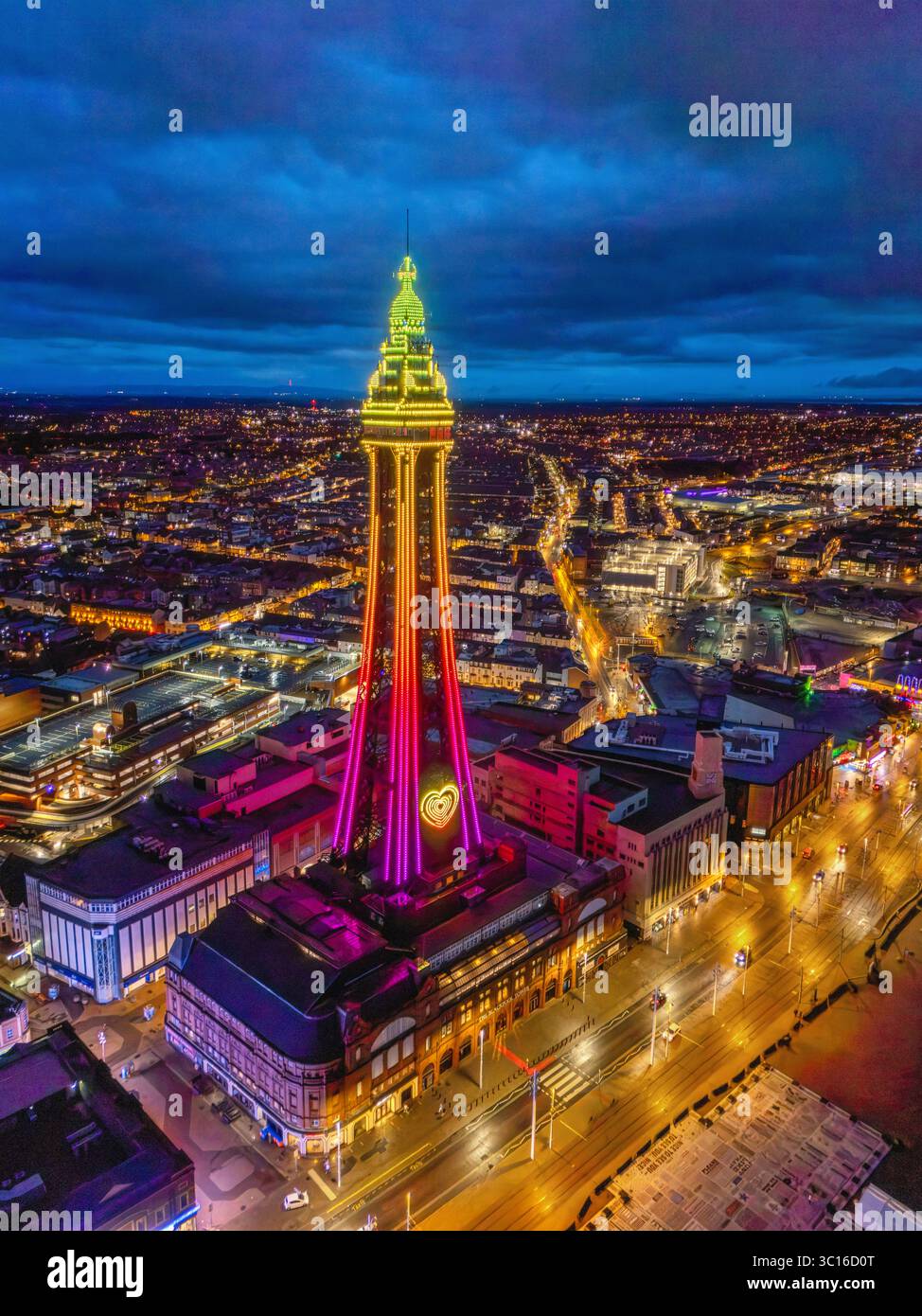 Hochwertiges Luftbild des Blackpool Tower, beleuchtet entlang der Promenade und am Meer, Lancashire, Großbritannien. Juli 2025. Stockfoto