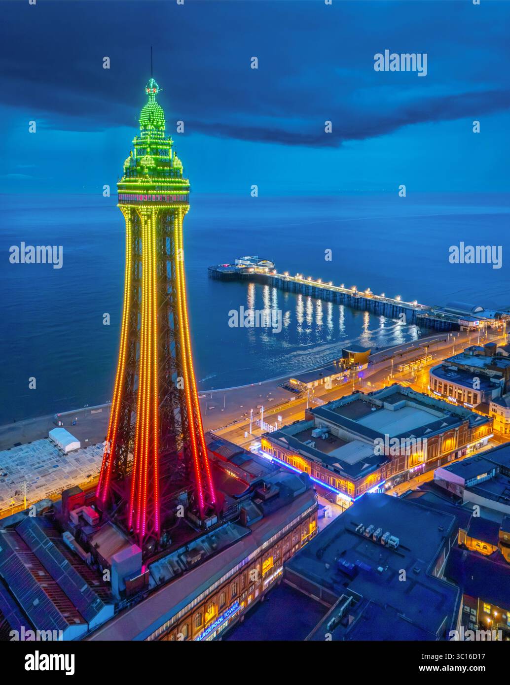 Hochwertiges Luftbild des Blackpool Tower, beleuchtet entlang der Promenade und am Meer, Lancashire, Großbritannien. Juli 2025. Stockfoto