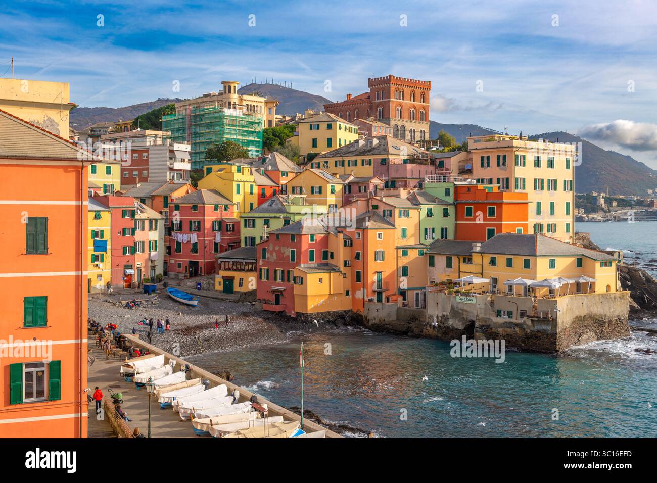 Boccadasse, Genua, Italien Fischerdorf bei Sonnenaufgang. Stockfoto
