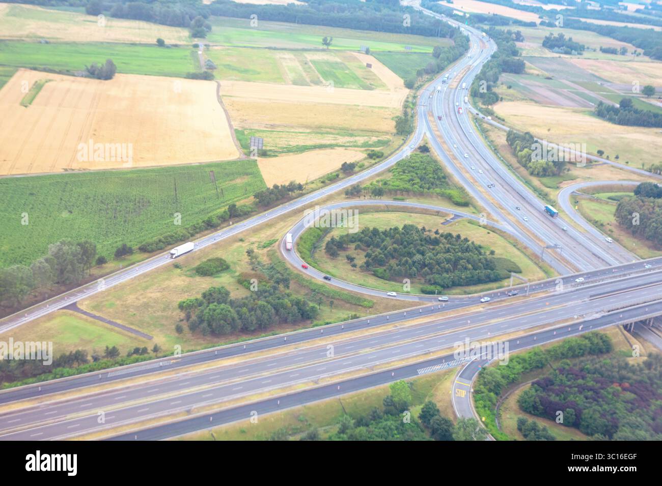 Das Autobahnnetz erstreckt sich über die gesamte Landschaft. Das Netz von Straßen und Autobahnen, das sich über die Landschaft erstreckt, ist von oben sichtbar Stockfoto