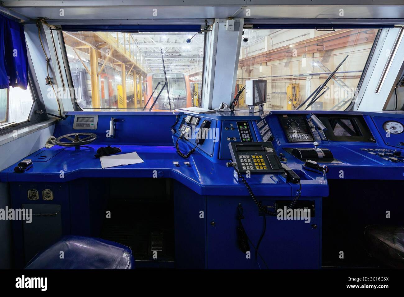 Innenraum der U-Bahn. Armaturenbrett für Fahrer. Stockfoto