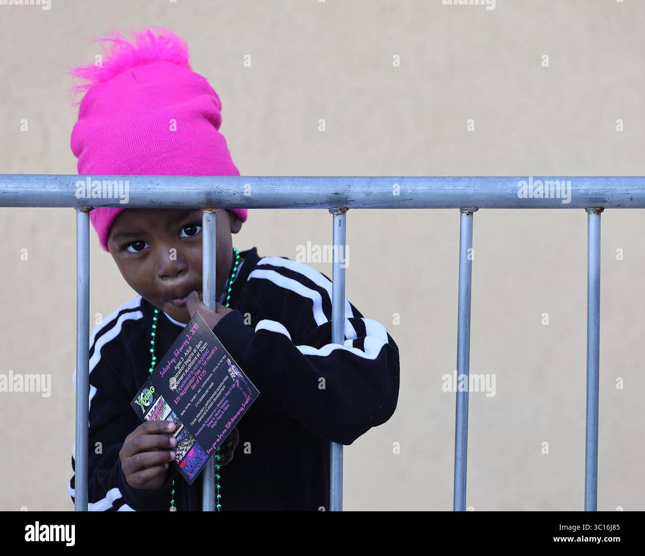 21. Januar 2019 – Miami, FL, USA – Asia Hinton, 3, schaut durch die Bars, während sie und ihre Geschwister am Montag, 21. Januar 2019, die MLK Day Parade in Liberty City sehen. Die jährliche Parade zeigt marschierende Bands, Gastronomiebetriebe, Musik und vieles mehr, während Miamis Stadtviertel Liberty City das Erbe von Martin Luther King Jr. feiert (Credit Image: © Carl Juste/Miami Herald/TNS via ZUMA Wire) Stockfoto
