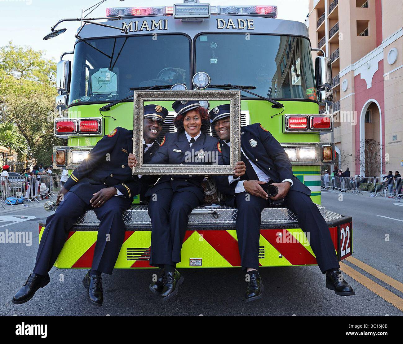 21. Januar 2019 - Miami, FL, USA - das schwarze Miami-Dade Fire and Rescue Personal fährt am Montag, den 21. Januar 2019, auf dem vorderen Stoßfänger eines Feuerwehrwagens während der MLK Day Parade in Liberty City. Die jährliche Parade zeigt marschierende Bands, Gastronomiebetriebe, Musik und vieles mehr, während Miamis Stadtviertel Liberty City das Erbe von Martin Luther King Jr. feiert (Credit Image: © Carl Juste/Miami Herald/TNS via ZUMA Wire) Stockfoto