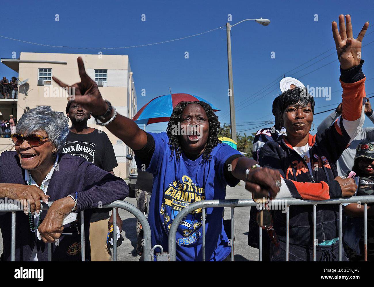 21. Januar 2019: Miami, FL, USA – die Alumni Patricia Lawrence aus Miami Northwestern kann sich nicht als die Northwestern Bulls marsch während der MLK Day Parade in Liberty City am Montag, 21. Januar 2019 einsperren. Die jährliche Parade zeigt marschierende Bands, Gastronomiebetriebe, Musik und vieles mehr, während Miamis Stadtviertel Liberty City das Erbe von Martin Luther King Jr. feiert (Credit Image: © Carl Juste/Miami Herald/TNS via ZUMA Wire) Stockfoto