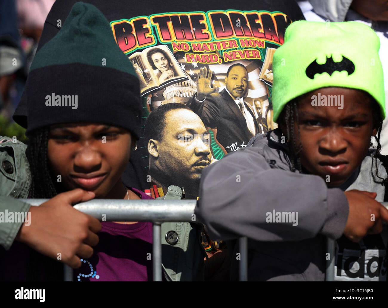 21. Januar 2019 – Miami, FL, USA – Ein T-Shirt zeigt das lebendige Erbe von Martin Luther King Jr., getragen von einem Teilnehmer der MLK Day Parade in Liberty City am Montag, 21. Januar 2019. Die jährliche Parade zeigt marschierende Bands, Gastronomiebetriebe, Musik und vieles mehr, während Miamis Stadtviertel Liberty City das Erbe von Martin Luther King Jr. feiert (Credit Image: © Carl Juste/Miami Herald/TNS via ZUMA Wire) Stockfoto