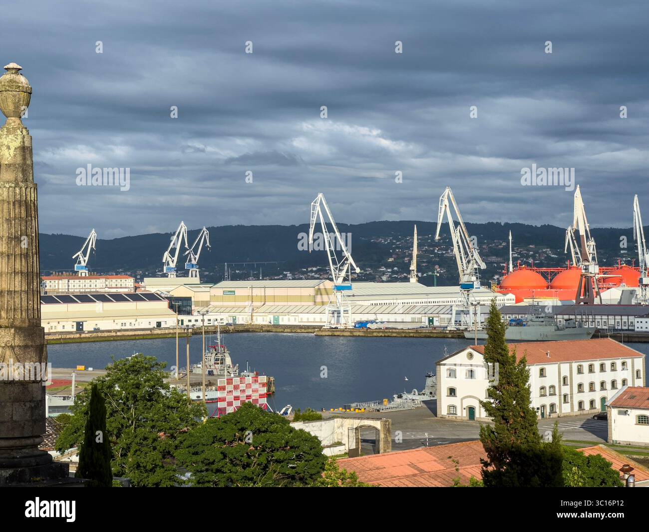 Navantia, Spaniens staatseigenes Schiffbauunternehmen, Ansicht von Parador de Ferrol, Ferrol, Galicien, Spanien Stockfoto
