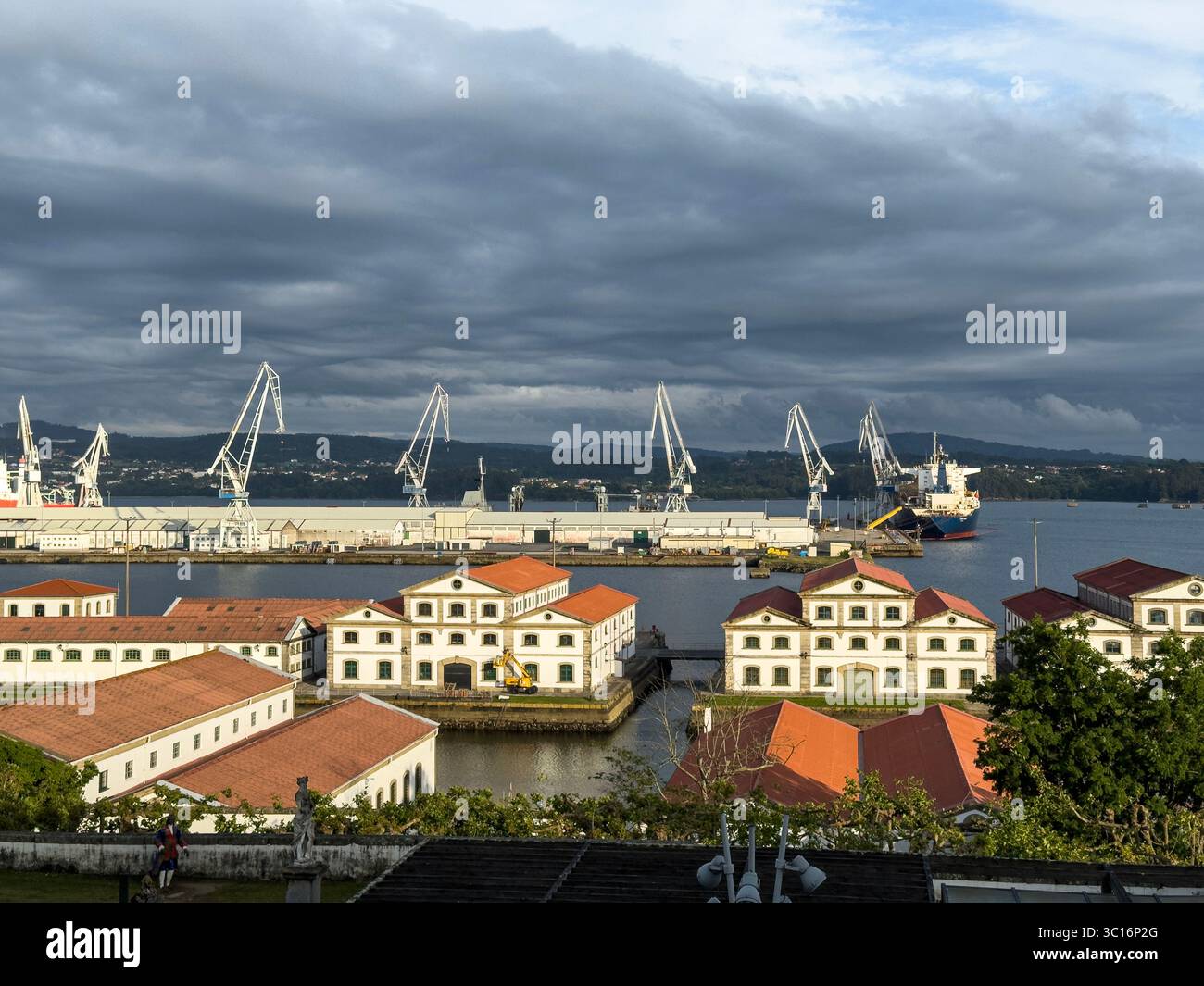 Navantia, Spaniens staatseigenes Schiffbauunternehmen, Ansicht von Parador de Ferrol, Ferrol, Galicien, Spanien Stockfoto