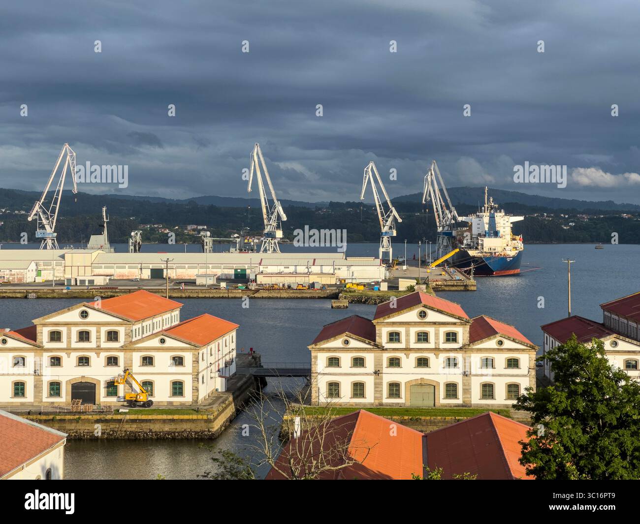 Navantia, Spaniens staatseigenes Schiffbauunternehmen, Ansicht von Parador de Ferrol, Ferrol, Galicien, Spanien Stockfoto