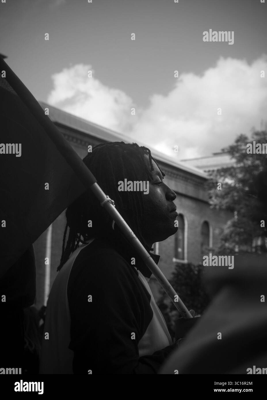 27. Oktober 2018: Rom, Italien: Zwei verschiedene Fraktionen protestieren gegen den Mord an der 16-jährigen Desirée Mariottini. Der Mord wurde in einer Drogerie in San Lorenzo verübt, einer Gegend, die für illegale Handlungen und Drogenkonsum bekannt ist. Die Demonstration hatte zwei rivalisierende Fronten: Eine faschistische (Forza Nuova), die Einwanderer für den Niedergang San Lorenzos verantwortlich machte, und die Gegenmacht (A.N.P.I. „Associazione Nazionale Partigiani d’Italia“), die sich weigerte, das Verbrechen zu politisieren. (Kreditbild: © Eleonora Sabet via ZUMA Wire) Stockfoto