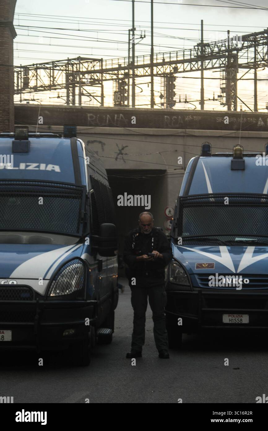 27. Oktober 2018: Rom, Italien: Zwei verschiedene Fraktionen protestieren gegen den Mord an der 16-jährigen Desirée Mariottini. Der Mord wurde in einer Drogerie in San Lorenzo verübt, einer Gegend, die für illegale Handlungen und Drogenkonsum bekannt ist. Die Demonstration hatte zwei rivalisierende Fronten: Eine faschistische (Forza Nuova), die Einwanderer für den Niedergang San Lorenzos verantwortlich machte, und die Gegenmacht (A.N.P.I. „Associazione Nazionale Partigiani d’Italia“), die sich weigerte, das Verbrechen zu politisieren. (Kreditbild: © Eleonora Sabet via ZUMA Wire) Stockfoto