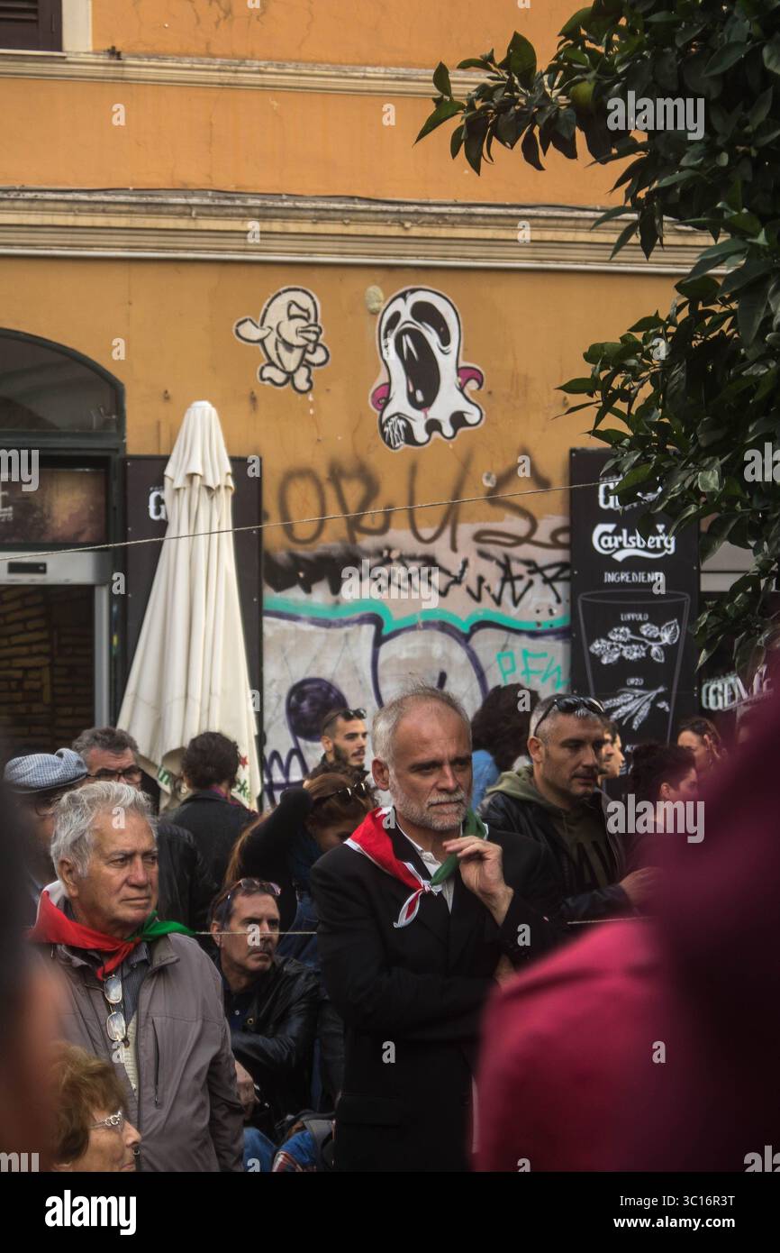 27. Oktober 2018: Rom, Italien: Zwei verschiedene Fraktionen protestieren gegen den Mord an der 16-jährigen Desirée Mariottini. Der Mord wurde in einer Drogerie in San Lorenzo verübt, einer Gegend, die für illegale Handlungen und Drogenkonsum bekannt ist. Die Demonstration hatte zwei rivalisierende Fronten: Eine faschistische (Forza Nuova), die Einwanderer für den Niedergang San Lorenzos verantwortlich machte, und die Gegenmacht (A.N.P.I. „Associazione Nazionale Partigiani d’Italia“), die sich weigerte, das Verbrechen zu politisieren. (Kreditbild: © Eleonora Sabet via ZUMA Wire) Stockfoto